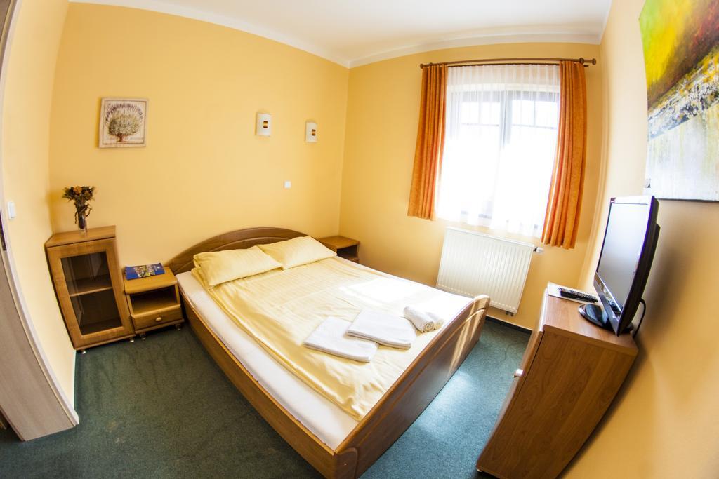 Hotel Penzion Černej pták Jindřichŭv Hradec Esterno foto